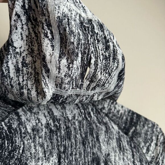 Lululemon Runbeam Hoodie Black White Ponytail Hole Thumb Holes XS/Small sz 2? - Picture 5 of 6